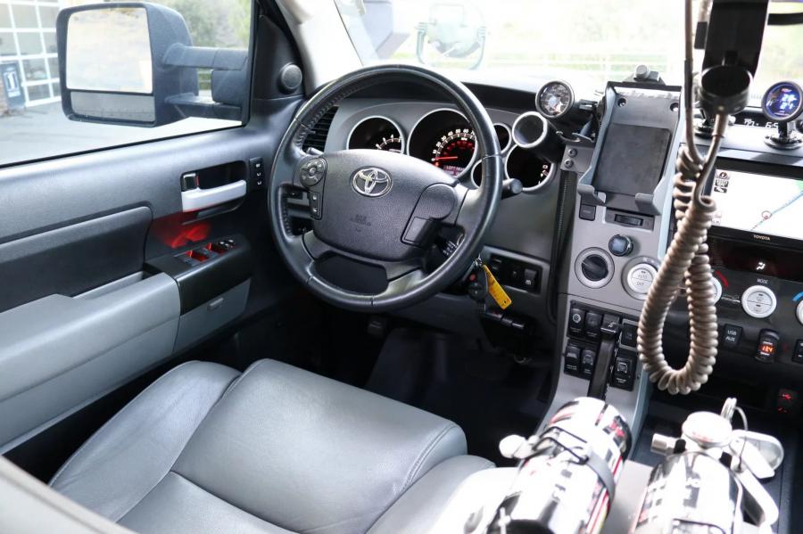 Интерьер Toyota Tundra CrewMax 4x4 Zombie Apocalypse 2013 года  (фото 285 из 461)